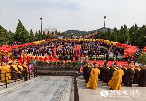 山东南山大佛开光纪念日佛光普照万人朝圣奇人绝技各显其能