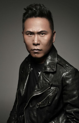 特技演员李奇龙接到一个电话,说国外的极限飞车手已经秘密来到中国