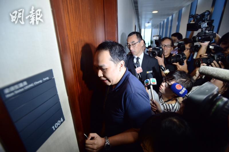 除“港独”第一步:辱华议员13个助理被禁入立法会_手机凤凰网