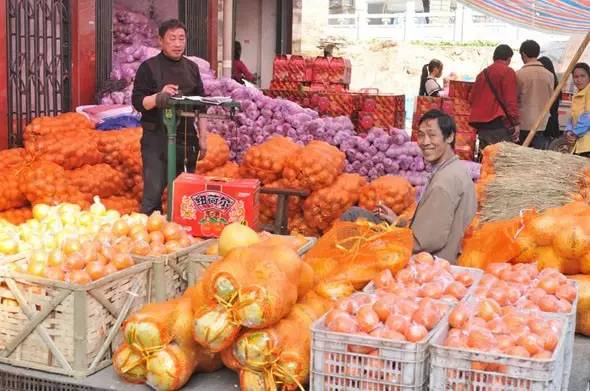 新闻客户端南门上种类较全的一个水果批发市场,全是鲜果不说,还便宜!