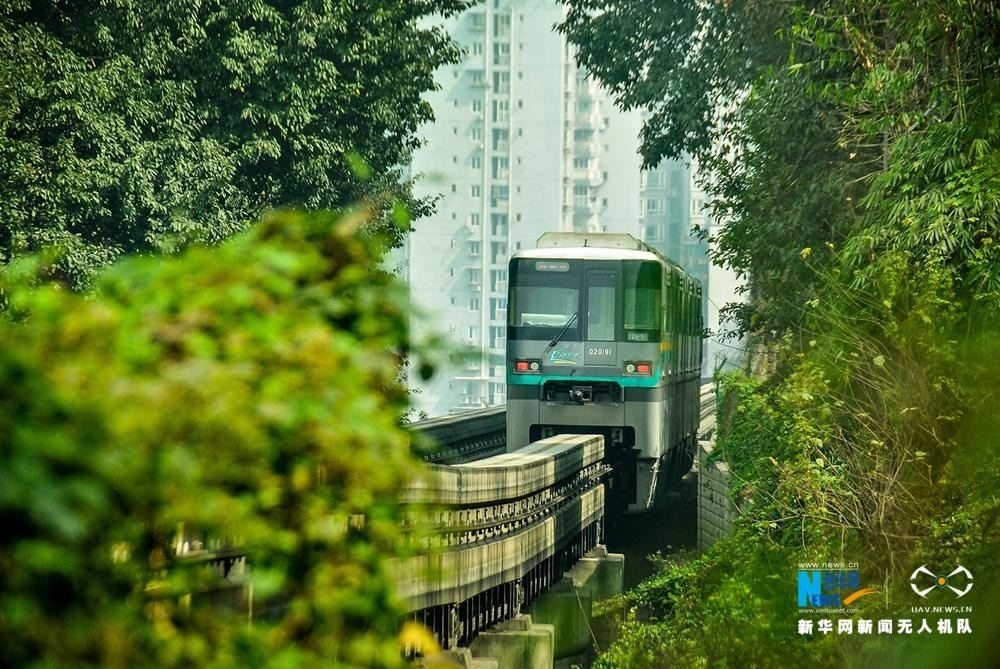 航拍重庆轻轨 如游龙般穿梭于丛山之间