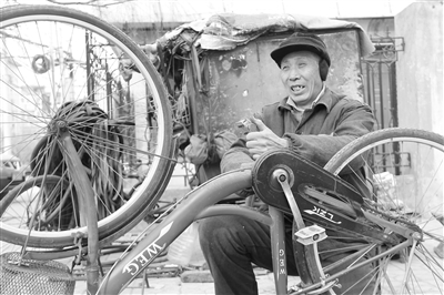 李明贵正在修车.