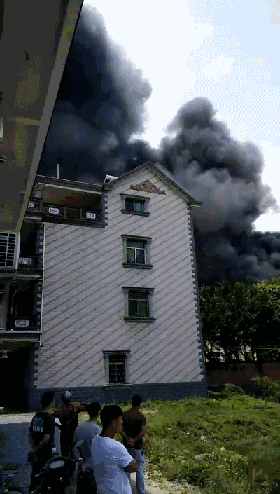 突发!福州长乐一仓库发生火灾