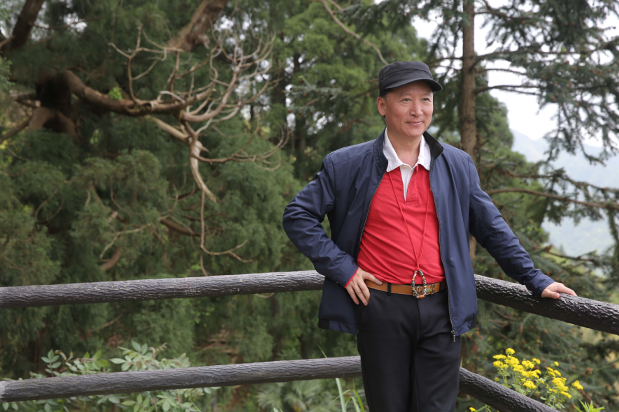 著名导演李建平中国佛子山采风 考察禅茶养心谷