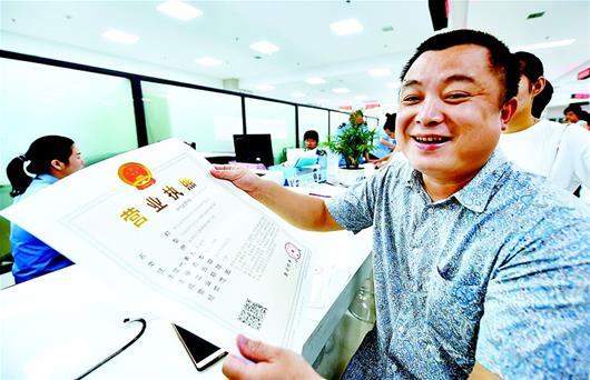 截至目前,共发放十证合一,一照一码营业执照7455份,武汉市场主体