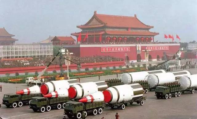 1983年,中国第一艘弹道导弹核潜艇入役.