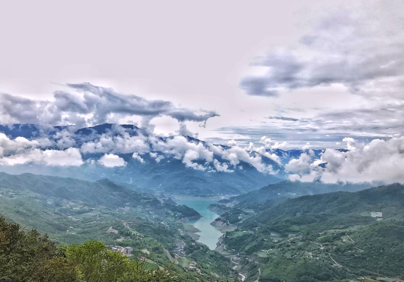 它被藏族称为"美丽神山" 有一条美哭的通天路!