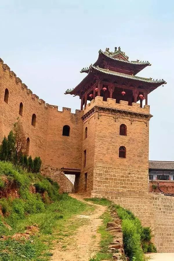 中国居然还有一个历时400年的古堡 护城河都如此完好