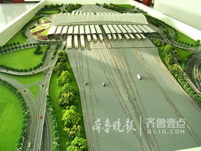21日,记者在济南新东站工地展示中心,看到了精美的站房模型,效果图