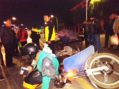 黄山:电瓶车与摩托车相撞 两人倒地受伤(图)