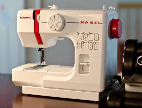 janome迷你缝纫机让孩子在培养兴趣的同时提高注意力