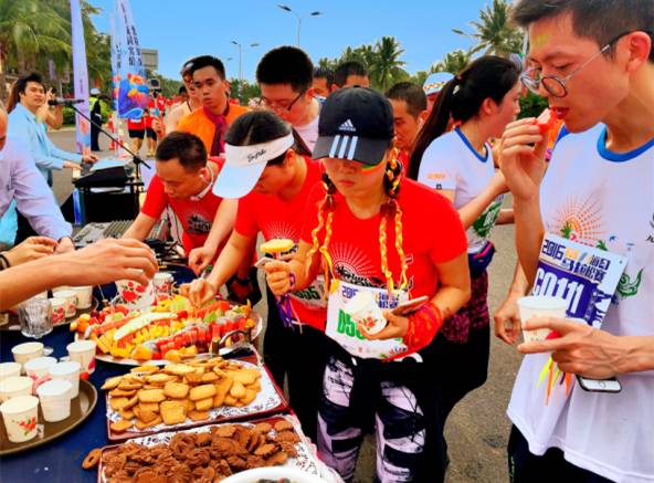 椰子水,绿茶,果汁,魔力,功能饮料无限供应;米粥,榨菜,能量棒,龟