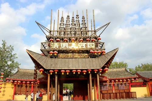 67开封清明上河园景区后段,热闹的市区街道:以高大的城楼为中心