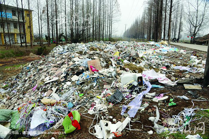 安徽寿县:马路两侧成"垃圾场"(图)