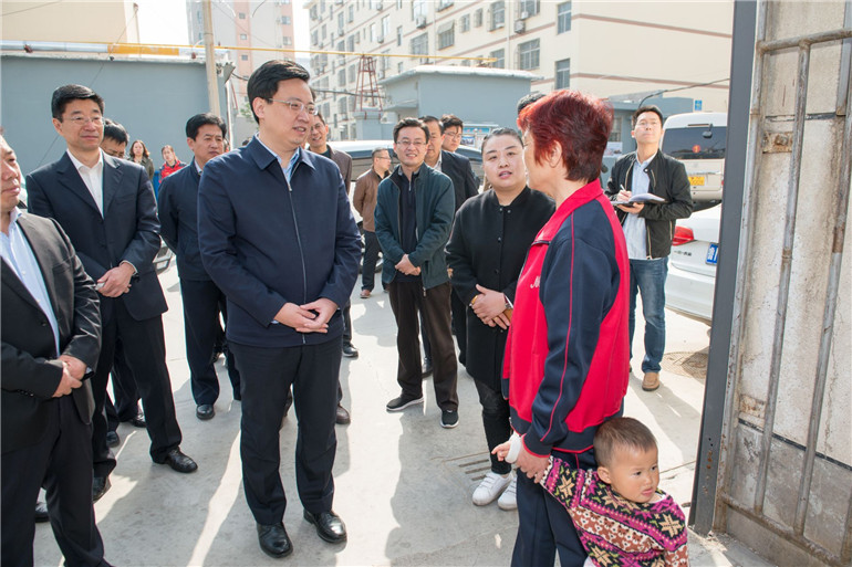 德州市长陈飞调研老旧小区改造 面对面听取居民意见_山东频道_凤凰网