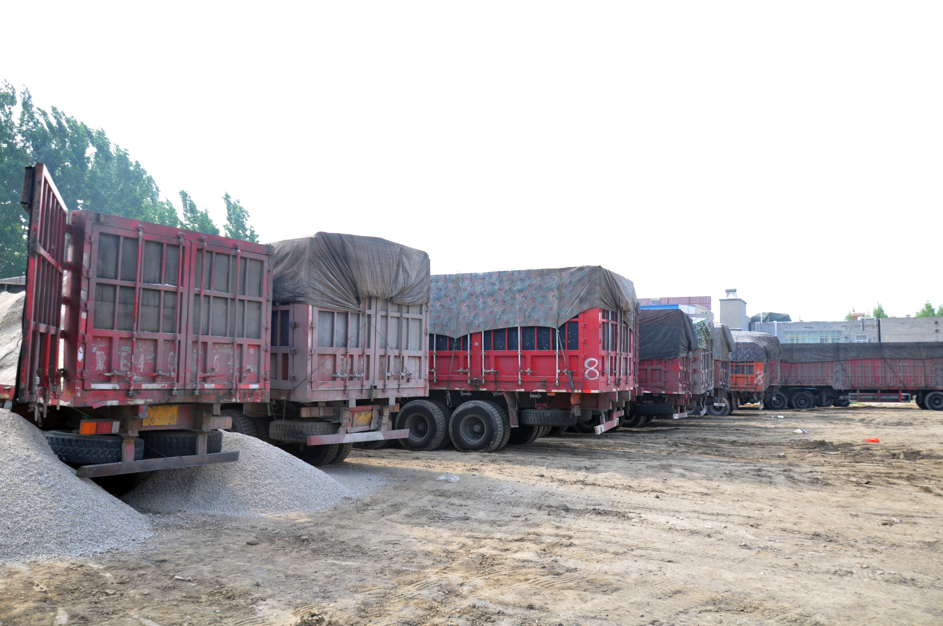 泰安19辆超载车躲在停车场 驾驶员跟交警捉迷藏