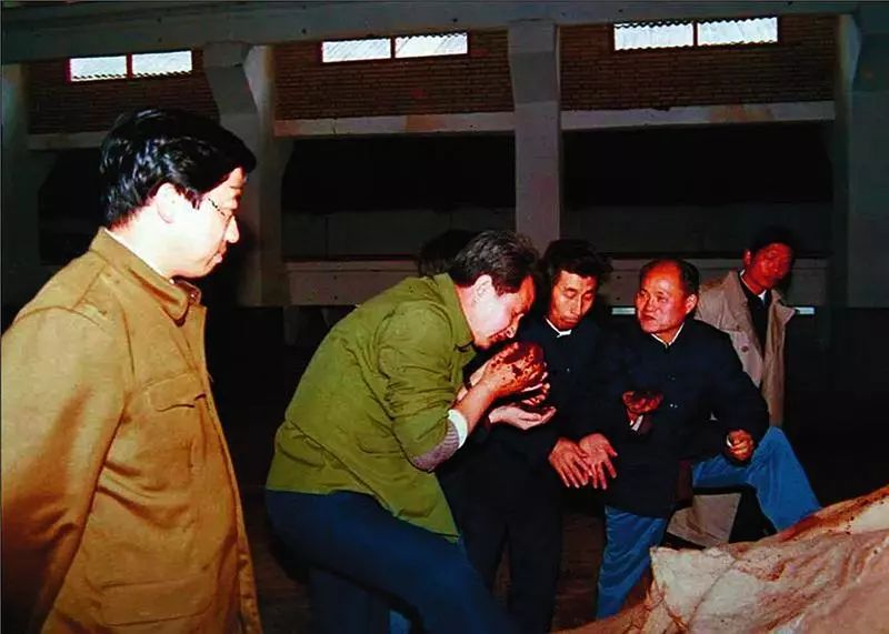 上世纪八十年代,季克良等在生产车间调研茅台酒糟发酵情况 &nbsp