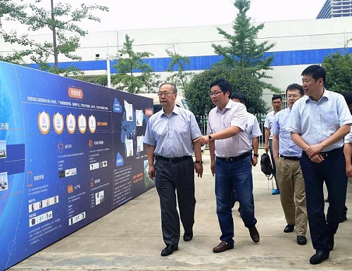 魏毅寅听取了单国峰对成都基地6.