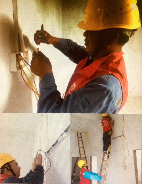 南方电网广东江门鹤山供电局义工上门为精准扶贫对象新居装电