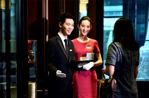 蓝光进化论|卡位现代服务业:一手乘法"换芯",一手加法"焕新"