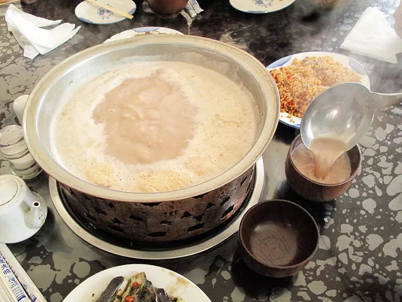 图/视觉中国蒙古奶茶与我们平常喝的奶茶最大的区别在于,它是鲜咸味的