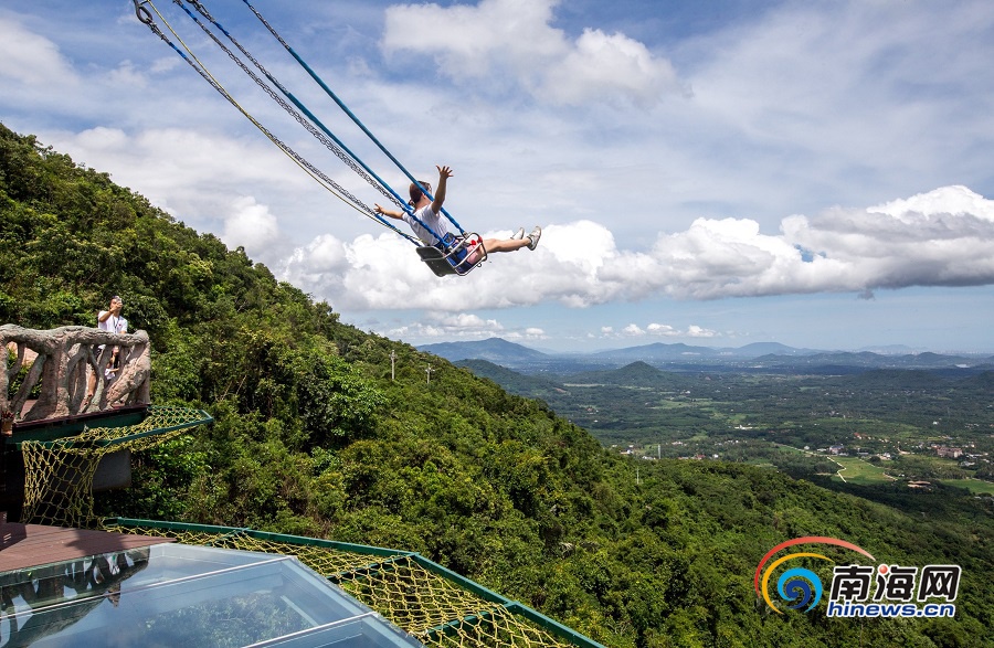 游客在呀诺达景区体验悬崖观海秋千.海报集团全媒体中心记者武威摄