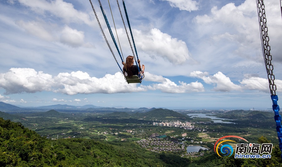 游客在呀诺达景区体验悬崖观海秋千.海报集团全媒体中心记者武威摄