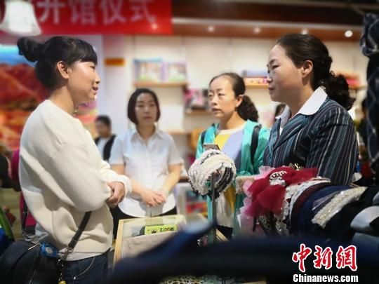 顾客进店了解"巧手"们制作的手工艺品. 魏建军摄