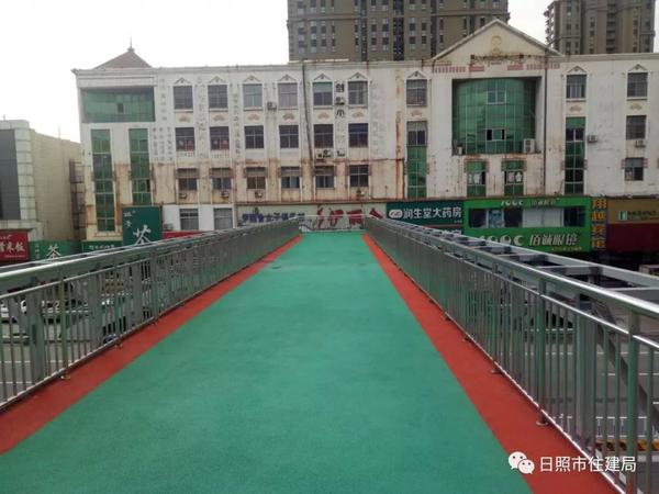 日照海纳商城路段新添一处过街天桥已经开放
