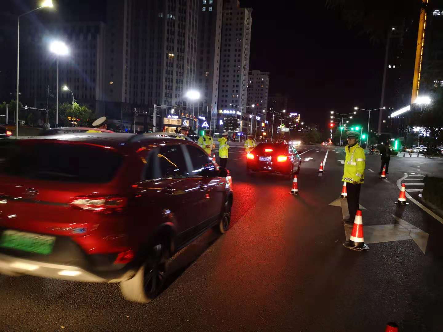 潍坊女子为练车竟在市区无证驾驶 被交警拦下