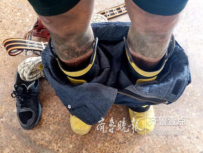 黑白分明!聊城消防员麦田灭火后一双腿刷爆朋友圈