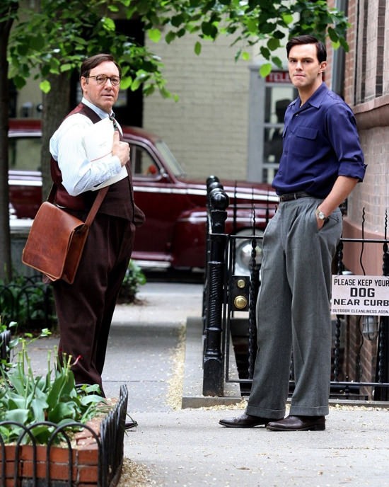 《麦田里的反叛者》曝光片场照 尼古拉斯霍尔特扮相复古