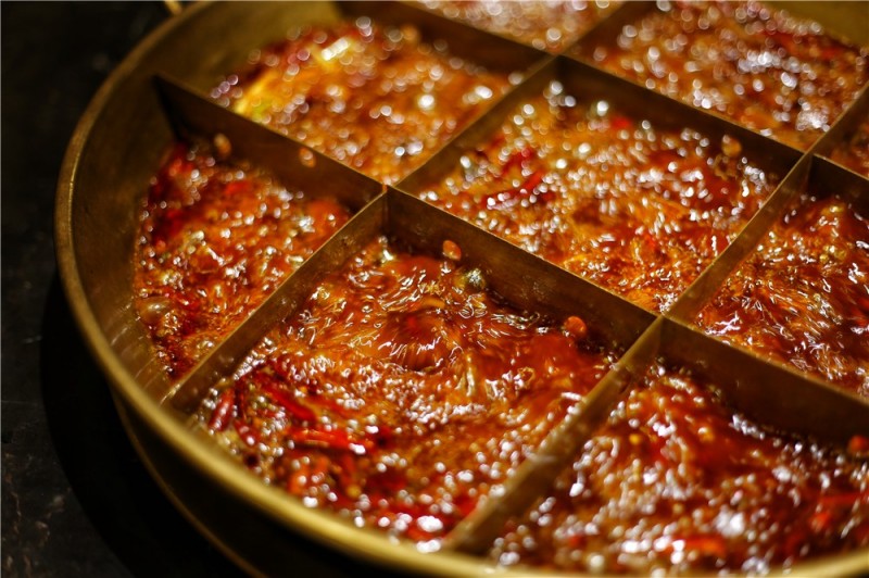 锅底 火锅关掉之后马上就冷凝出牛油的形态,说明用料应该没大问题