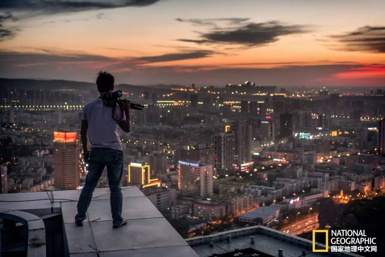 乌鲁木齐,我站在楼上看风景,这时我在别人眼里,或许也成了一道风景.