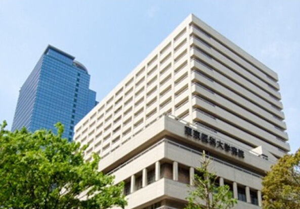 当时女病人在东京医科大学病院(图)接受手术.