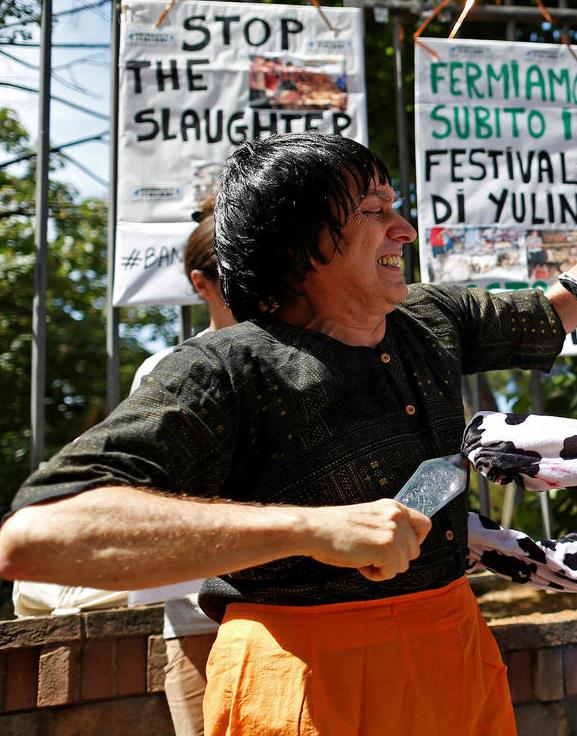 意大利波兰民众抗议玉林狗肉节