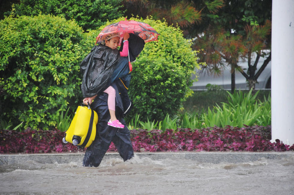 大暴雨中父亲背着女儿蹚水去看病