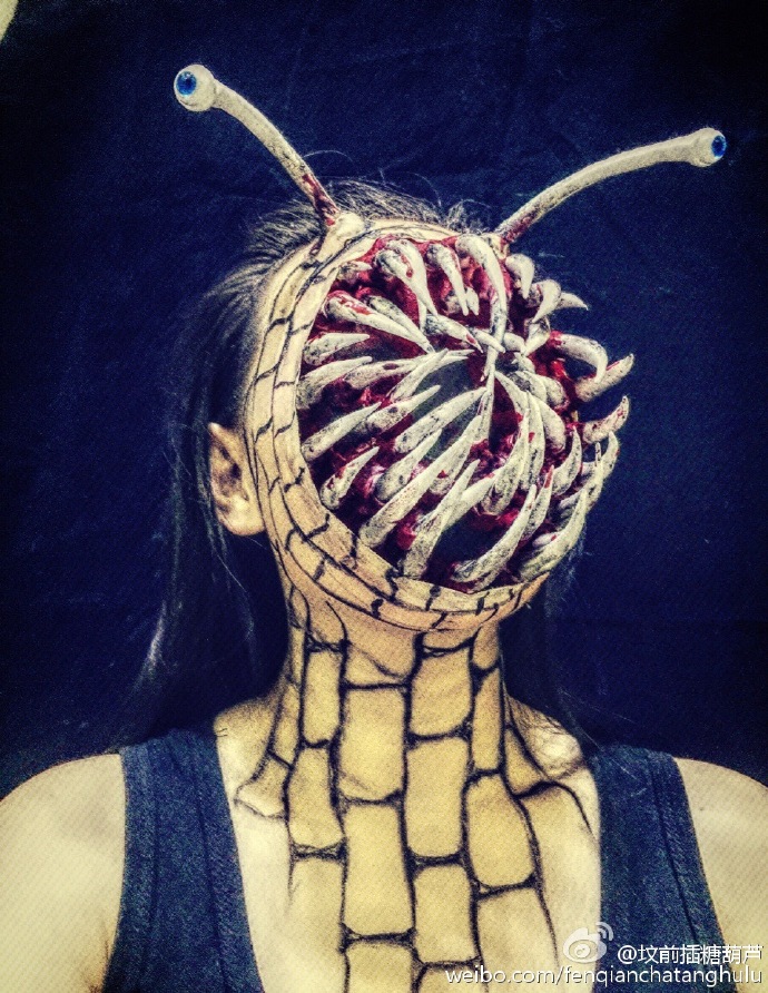 这哪里是仿妆,这分明就是面具! 或者……她根本就是寄生兽本体!