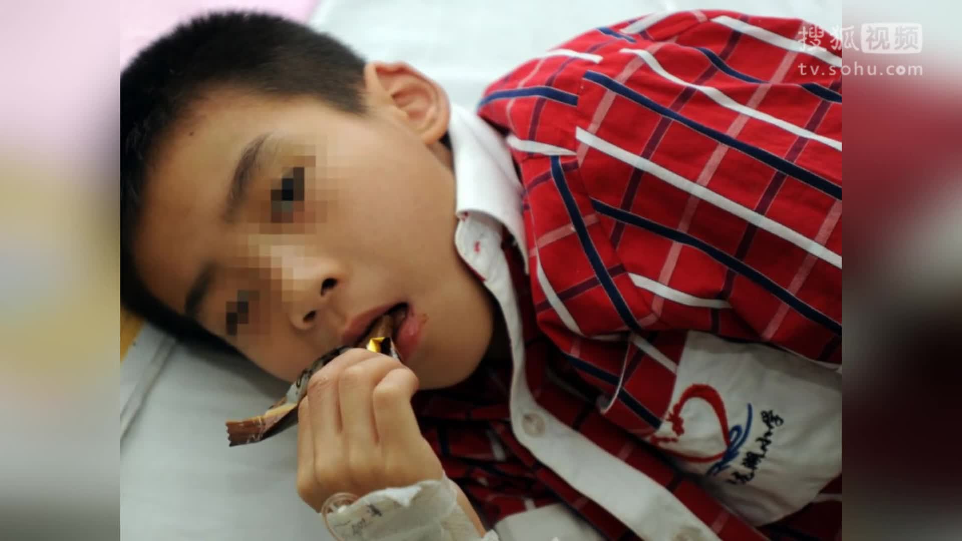 重庆男孩被送殡仪馆发现未死如今已能吃能动