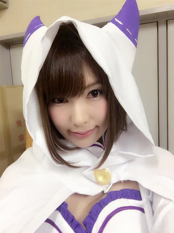 波多野结衣穿白丝玩cos:艾蜜莉雅和伊莉雅相当漂亮