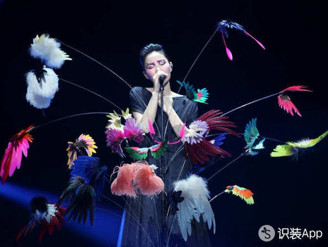 盘点 | 那些年王菲引领时尚潮流的演唱会经典造型~_凤凰网