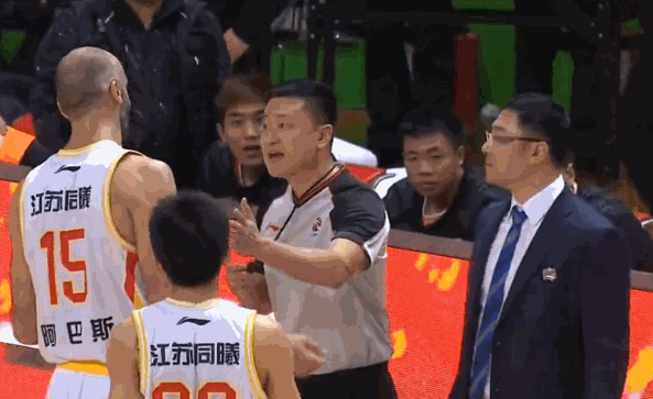 裁判睁眼瞎!江苏恶汉脚踹摄像机 抱摔 肘击居然没事