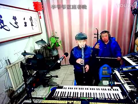 77歲老爺爺用雙排鍵電子琴伴奏《北國之春》好聽,電子琴專業級