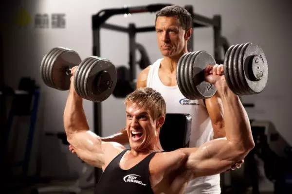 正文 运动成瘾症是指对健身和运动的不健康的上瘾症状,通常是体型紊乱