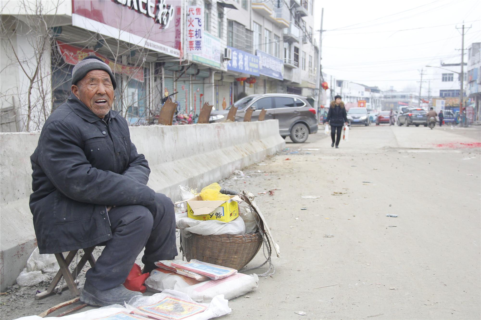 阜阳九旬失明老人街上摆摊寒风中好心人送饭菜