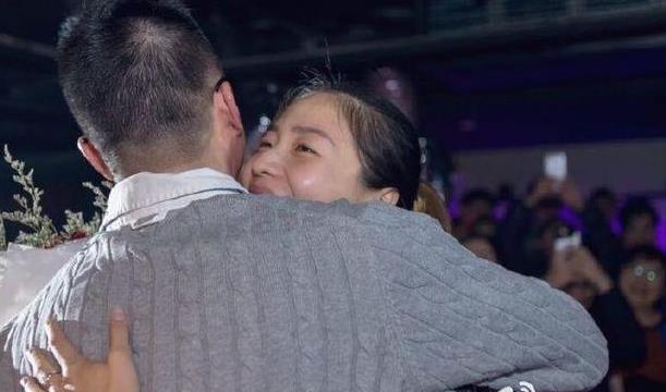 在2016年的圣诞节,中国女排最美队长魏秋月时接受中国女排陪打教练