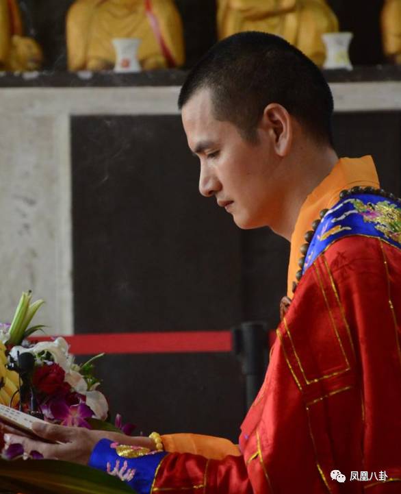 没错,就在上个周末,明心法师以"最帅和尚"的黑