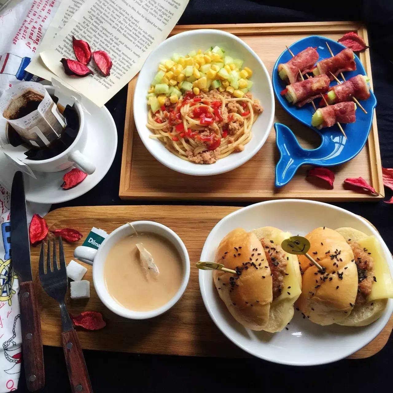 早安丨意式肉饼芝士汉堡,培根黄瓜卷,挂耳咖啡,番茄意面拼沙拉