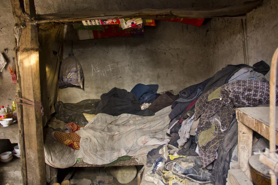 他们被邻居称憨子之家厕所简陋只有一块布每天吃馒头