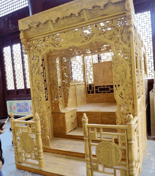 60岁老汉用60吨黄杨木造一架龙床专家称价值千万